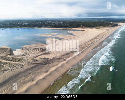 Lagoa de Albufeira plage et lagon au Portugal vue aérienne Banque D'Images