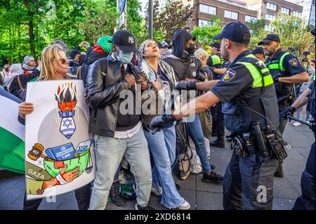 La Haye, pays-Bas. 19 juin 2024. Des manifestants pro-palestiniens tentent de percer la ligne tampon de la police, pendant la manifestation. Une petite manifestation, mais très vive, à la Haye pour attirer l'attention sur le sort des Palestiniens déplacés en Europe et dans le monde en général en raison de la guerre génocidaire d'Israël contre Gaza. Crédit : SOPA images Limited/Alamy Live News Banque D'Images