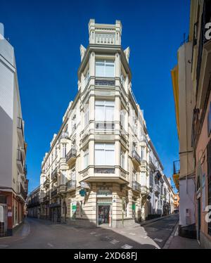 Bâtiment moderniste conçu par l'architecte Ramón Balbuena y Huertas en 1916, situé à Séville, Espagne. Remarquable pour sa façade complexe et si historique Banque D'Images