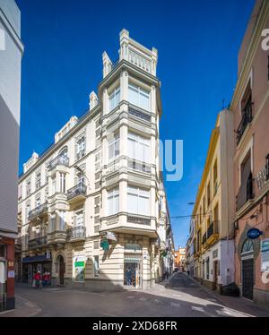 Bâtiment moderniste conçu par l'architecte Ramón Balbuena y Huertas en 1916, situé à Séville, Espagne. Remarquable pour sa façade complexe et si historique Banque D'Images