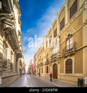 Charmante vue sur la rue Calle Alfonso XII à Séville avec le bâtiment moderniste Laureano Montoto conçu par Aníbal González en 1905. Banque D'Images