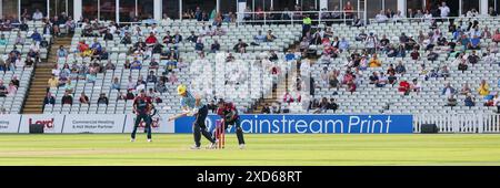 Birmingham, Royaume-Uni. 20 juin 2024. Sam Hain en grève dans le Warwickshire lors du Vitality T20 Blast match entre Birmingham Bears et Northamptonshire Steelbacks à Edgbaston Cricket Ground, Birmingham, Angleterre le 20 juin 2024. Photo de Stuart Leggett. Utilisation éditoriale uniquement, licence requise pour une utilisation commerciale. Aucune utilisation dans les Paris, les jeux ou les publications d'un club/ligue/joueur. Crédit : UK Sports pics Ltd/Alamy Live News Banque D'Images