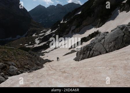 Montée de neige abrupte pour grimper Bobotov Kuk, parc national de Durmitor, Zabljak, Monténégro Banque D'Images