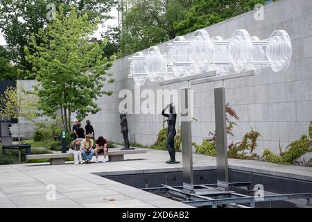 Berlin, Allemagne, 20 juin 2024. Les gens visitent la Nouvelle Galerie nationale de Berlin, Neue Nationalgalerie à Berlin, Allemagne, le 20 juin 2024. (Photo de Nikolas Kokovlis/NurPhoto)0 crédit : NurPhoto SRL/Alamy Live News Banque D'Images