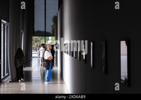 Berlin, Allemagne, 20 juin 2024. Les gens visitent la Nouvelle Galerie nationale de Berlin, Neue Nationalgalerie à Berlin, Allemagne, le 20 juin 2024. (Photo de Nikolas Kokovlis/NurPhoto)0 crédit : NurPhoto SRL/Alamy Live News Banque D'Images