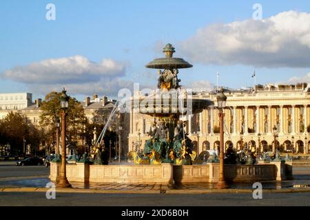 Paris, France - 06 novembre 2017 : fontaine de Jacques Hittorff sur la place de la Concorde. Banque D'Images