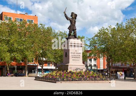 Dunkerke, France - 22 juin 2020 : le Monument à Jean Bart est une statue de bronze au milieu de la place Jean-Bart inaugurée en 1845. C'est le Wor Banque D'Images