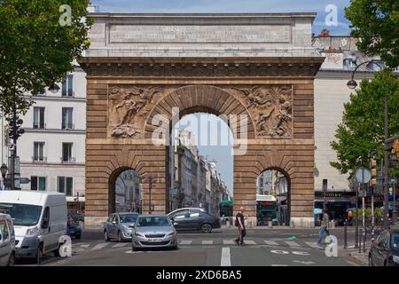 Paris, France - 17 juillet 2017 : la porte Saint-Martin est un monument parisien situé à l'emplacement de l'une des portes de la fortification aujourd'hui détruite Banque D'Images