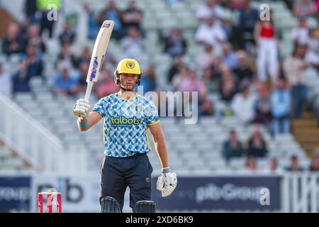 Birmingham, Royaume-Uni. 20 juin 2024. Jacob Bethell atteint son demi-siècle et un total de 56 manches en 16 balles lors du Vitality T20 Blast match entre Birmingham Bears et Northamptonshire Steelbacks à Edgbaston Cricket Ground, Birmingham, Angleterre, le 20 juin 2024. Photo de Stuart Leggett. Utilisation éditoriale uniquement, licence requise pour une utilisation commerciale. Aucune utilisation dans les Paris, les jeux ou les publications d'un club/ligue/joueur. Crédit : UK Sports pics Ltd/Alamy Live News Banque D'Images