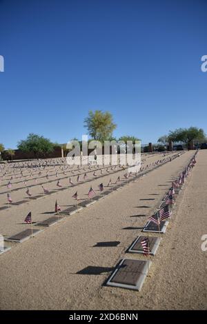 Phoenix, AZ., États-Unis le 27 mai 2034. Cimetière commémoratif national. Écusson et tartans du service militaire des États-Unis. Banque D'Images