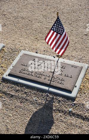 Phoenix, AZ., États-Unis le 27 mai 2034. Cimetière commémoratif national. Écusson et tartans du service militaire des États-Unis. Banque D'Images