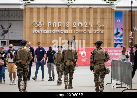 Une équipe Vigipirate patrouille à proximité d'un site qui accueillera les Jeux Olympiques de Paris, près de l'avenue des champs-Elysées. À un peu plus d'un mois de l'ouverture des Jeux Olympiques de 2024 à Paris, l'équipe Vigipirate du gouvernement français maintient son plan de sécurité au plus haut niveau : "urgence attentat". Il marque un resserrement supplémentaire de la posture de Vigipirate sur tous les sites et rassemblements extérieurs liés aux Jeux Olympiques et Paralympiques de Paris 2024. Banque D'Images