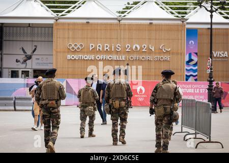 Une équipe Vigipirate patrouille à proximité d'un site qui accueillera les Jeux Olympiques de Paris, près de l'avenue des champs-Elysées. À un peu plus d'un mois de l'ouverture des Jeux Olympiques de 2024 à Paris, l'équipe Vigipirate du gouvernement français maintient son plan de sécurité au plus haut niveau : "urgence attentat". Il marque un resserrement supplémentaire de la posture de Vigipirate sur tous les sites et rassemblements extérieurs liés aux Jeux Olympiques et Paralympiques de Paris 2024. Banque D'Images