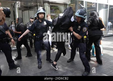 New York, NY, États-Unis. 10 juin 2024. Des militants écologistes habillés en orques sont arrêtés par le NYPD pendant le rassemblement. Les actions « Summer of Heat » ont commencé et les manifestations sont menées par Stop the Money Pipeline et extinction Rebellion. Les manifestants faisaient campagne pour le changement climatique et la sensibilisation aux dommages causés par les combustibles fossiles sur la planète, qui est financée par des sociétés telles que Citibank. (Crédit image : © Susan Stava/SOPA images via ZUMA Press Wire) USAGE ÉDITORIAL SEULEMENT! Non destiné à UN USAGE commercial ! Banque D'Images