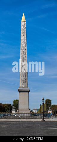 Paris, France - 01 septembre 2016 : touristes errant autour de l'obélisque de Louxor au centre de la place de la Concorde. L'obélisque de Louxor est un 23 mete Banque D'Images