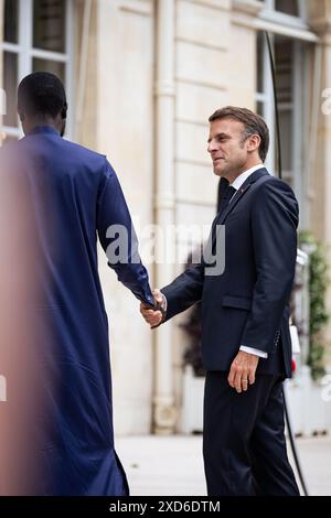 Paris, France. 20 juin 2024. Le président français Emmanuel Macron accueille le président sénégalais Bassirou Diomaye Faye, à l’Elysée. Emmanuel Macron, Président de la République française, a accueilli Bassirou Diomaye Faye, Président de la République du Sénégal, à l’Elysée, à Paris. Après avoir participé au forum mondial sur l’innovation et la souveraineté vaccinales. Les deux présidents ont discuté d'autres questions mondiales et des différents aspects du partenariat bilatéral. (Photo de Telmo Pinto/SOPA images/SIPA USA) crédit : SIPA USA/Alamy Live News Banque D'Images