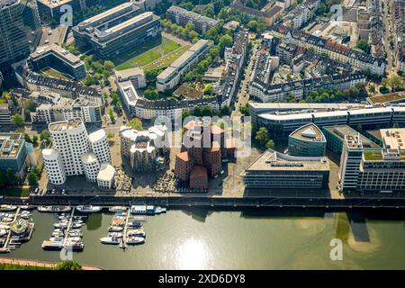 Vue aérienne, Medienhafen et le Rhin, Marina Düsseldorf Yachthafen, Neuer Zollhof complexe résidentiel de l'architecte Frank Gehry, appelé Gehry Build Banque D'Images