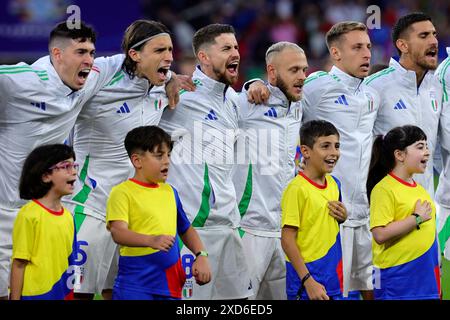 Gelsenkirchen, Allemagne. 20 juin 2024. Alessandro Bastoni, Riccardo Calafiori, Jorge Luiz Frello Filho Jorginho, Federico Dimarco, Davide Frattesi et Lorenzo Pellegrini (Italiens) chantent l'hymne national lors du match de football Euro 2024 Groupe B entre l'Espagne et l'Italie à l'Arena AufSchalke Stadium de Gelsenkirchen (Allemagne), le 20 juin 2024. Crédit : Insidefoto di andrea staccioli/Alamy Live News Banque D'Images