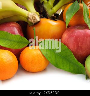 placez les fruits sur fond blanc Banque D'Images