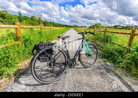 Tenways e-bike on 'voie verte' voie verte voie ferrée convertie - Preuilly-sur-Claise, Indre-et-Loire (37), France. Banque D'Images