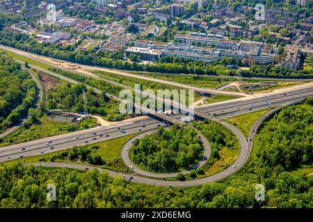 Vue aérienne, triangle autoroutier Düsseldorf-Süd, autoroutes A46 et A59, trafic routier, zone industrielle dans der Steele avec Interxion Deutschland GmbH tele Banque D'Images