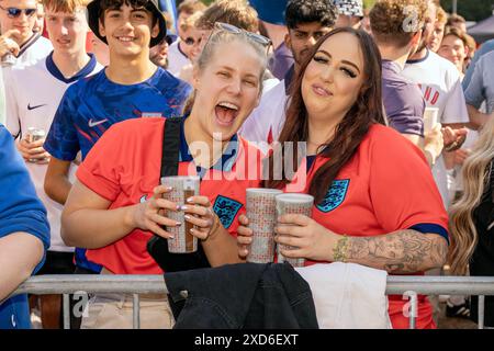 Central Park, Brighton, Royaume-Uni. Supporters à l'Euro fan Park, 4theFans, Central Park, Brighton au Danemark v England fan Park grand écran Brighton. David Smith/Alamy 25 juin 2024 Banque D'Images