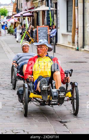 Touristes chevauchant des trikes couchés autrichiens Liegend à travers le centre-ville - Tours, Indre-et-Loire (37), F Banque D'Images