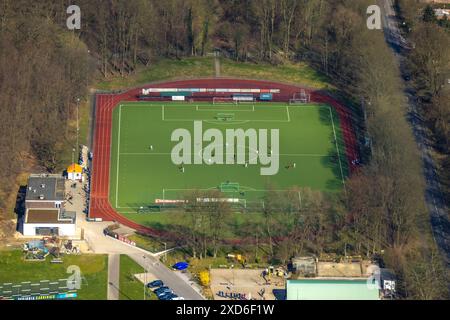 Vue aérienne, stade de football et stade d'athlétisme Kettwig, Fußball-Sport-Verein Kettwig e.V., joueurs de football sur le terrain, Kettwig, Essen, région de la Ruhr, Banque D'Images