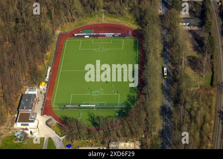 Vue aérienne, stade de football et stade d'athlétisme Kettwig, Fußball-Sport-Verein Kettwig e.V., joueurs de football sur le terrain, Kettwig, Essen, région de la Ruhr, Banque D'Images