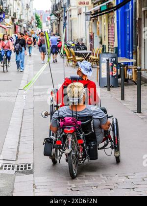 Touristes chevauchant des trikes couchés autrichiens Liegend à travers le centre-ville - Tours, Indre-et-Loire (37), F Banque D'Images