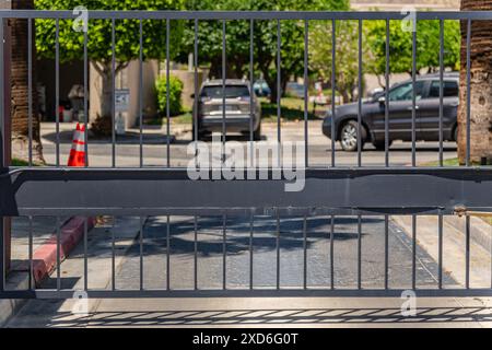 Porte à l'entrée de la communauté résidentielle fermée Banque D'Images