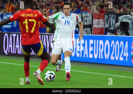 Nico Williams (Espagne) contre Federico Chiesa (Italie) lors de l'UEFA Euro 2024 - Espagne vs Italie, Championnat d'Europe de football de l'UEFA à Gelsenkirchen, Allemagne, le 20 juin 2024 Banque D'Images