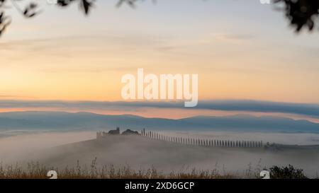 Toscane, Italie ; 18 juin 2024 - Une vue de la ferme Agriturismo Poggio Covili en Toscane, Italie pendant le lever du soleil Banque D'Images