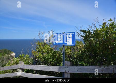 Panneau bleu indiquant l'emplacement de fin de Land. Célèbre sentier de randonnée dans le parc national du Canada Forillon. Indication de surveillance. Banque D'Images