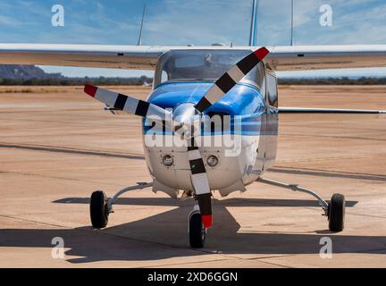 petit avion commercial garé sur la piste d'atterrissage, gros plan de l'hélice Banque D'Images