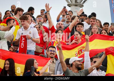 Gelsenkirchen, Allemagne. 20 juin 2024. Football : Championnat d'Europe, Espagne - Italie, tour préliminaire, groupe B, 2ème jour de match, les fans d'Espagne célèbrent lors du visionnement public à Nordsternpark. Crédit : Christoph Reichwein/dpa/Alamy Live News Banque D'Images