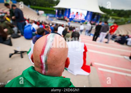 Gelsenkirchen, Allemagne. 20 juin 2024. Football : Championnat d'Europe, Espagne - Italie, tour préliminaire, groupe B, 2ème jour de match, un fan de l'équipe nationale italienne a peint les drapeaux nationaux sur sa tête chauve lors de l'observation publique dans le Nordsternpark à Gelsenkirchen. Crédit : Christoph Reichwein/dpa/Alamy Live News Banque D'Images