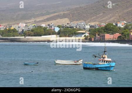 Bateaux de pêche près du port de Porto Novo, Santo Antao, Cabo Verde Banque D'Images