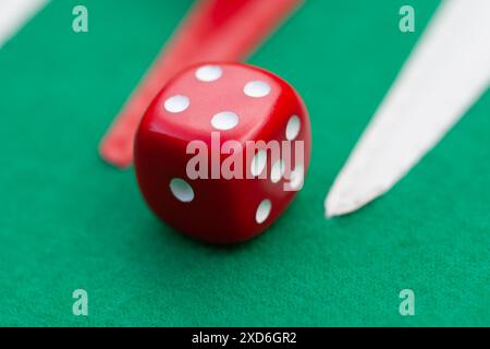 les dés rouges roulent sur l'ensemble vert de backgammon, jeux de société de jeu de gros plan Banque D'Images
