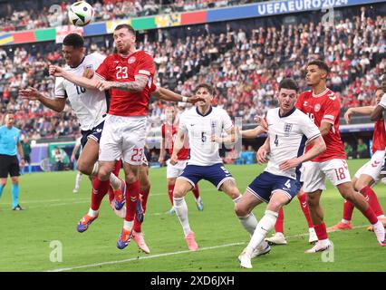 Francfort, Allemagne. 20 juin 2024. FRANCFORT, ALLEMAGNE - 20 JUIN : Jude Bellingham, d'Angleterre, combat pour le ballon avec Pierre Emile Hojbjerg, du Danemark, lors du match Groupe C - UEFA EURO 2024 opposant le Danemark et l'Angleterre au Deutsche Bank Park le 20 juin 2024 à Francfort, Allemagne. (Photo de Peter Lous/BSR Agency) crédit : BSR Agency/Alamy Live News Banque D'Images