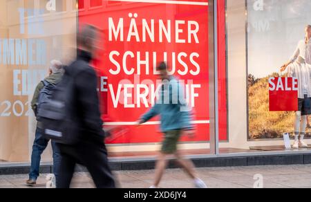 Vitrine d'un magasin de vêtements, vente de liquidation, vente, slogan Männer Schluss Verkauf, sur Westenhellweg, NRW, Allemagne, Banque D'Images