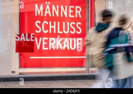 Vitrine d'un magasin de vêtements, vente de liquidation, vente, slogan Männer Schluss Verkauf, sur Westenhellweg, NRW, Allemagne, Banque D'Images