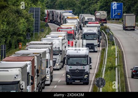 9 km de long embouteillage sur l'autoroute A40 en direction de l'est, entre la frontière néerlandaise près de Venlo, avant la jonction Wankum, en raison d'un chantier de construction, traff Banque D'Images