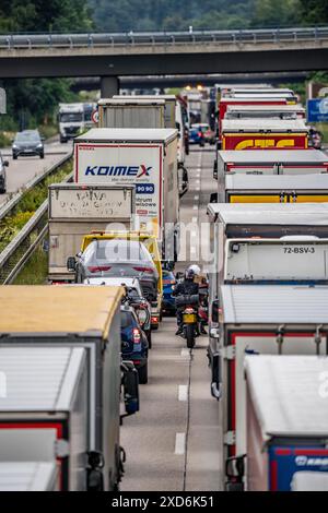 Les motocyclistes se serrent au milieu de la route entre les véhicules, dans un embouteillage de 9 km de long sur l'autoroute A40 en direction est, entre le DUT Banque D'Images