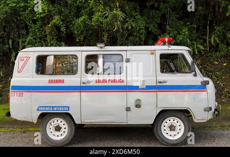 420 vue latérale, UAZ-452A ambulance de conception soviétique de 1965 dans sa version des années 2000, garée sur le bord de la route en bas du village de Saint-Domingue. Granma-Cuba. Banque D'Images