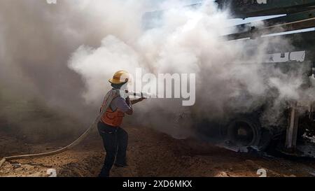 Rafah, Gaza. 20 juin 2024. Des pompiers ont éteint un incendie à la suite d'une frappe israélienne sur une zone désignée pour les Palestiniens déplacés, région d'Al-Mawasi, à l'ouest de Rafah, dans le sud de la bande de Gaza, on, 20 juin 2024. Photo de la Défense civile palestinienne/UPI crédit : UPI/Alamy Live News Banque D'Images