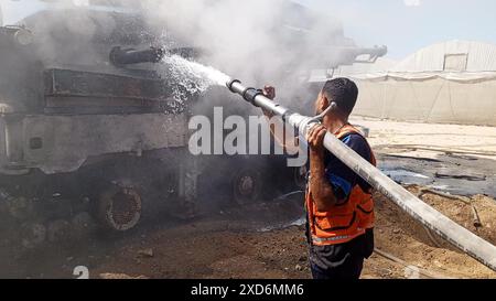 Rafah, Gaza. 20 juin 2024. Des pompiers ont éteint un incendie à la suite d'une frappe israélienne sur une zone désignée pour les Palestiniens déplacés, région d'Al-Mawasi, à l'ouest de Rafah, dans le sud de la bande de Gaza, on, 20 juin 2024. Photo de la Défense civile palestinienne/UPI crédit : UPI/Alamy Live News Banque D'Images