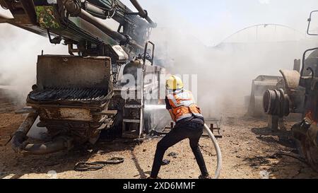 Rafah, Gaza. 20 juin 2024. Des pompiers ont éteint un incendie à la suite d'une frappe israélienne sur une zone désignée pour les Palestiniens déplacés, région d'Al-Mawasi, à l'ouest de Rafah, dans le sud de la bande de Gaza, on, 20 juin 2024. Photo de la Défense civile palestinienne/UPI crédit : UPI/Alamy Live News Banque D'Images