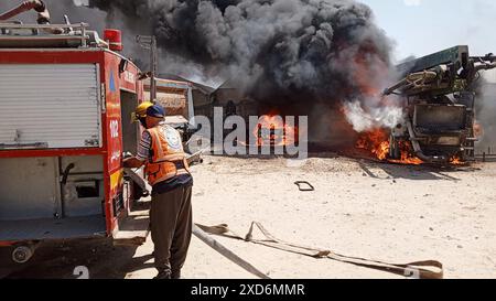 Rafah, Gaza. 20 juin 2024. Des pompiers ont éteint un incendie à la suite d'une frappe israélienne sur une zone désignée pour les Palestiniens déplacés, région d'Al-Mawasi, à l'ouest de Rafah, dans le sud de la bande de Gaza, on, 20 juin 2024. Photo de la Défense civile palestinienne/UPI crédit : UPI/Alamy Live News Banque D'Images