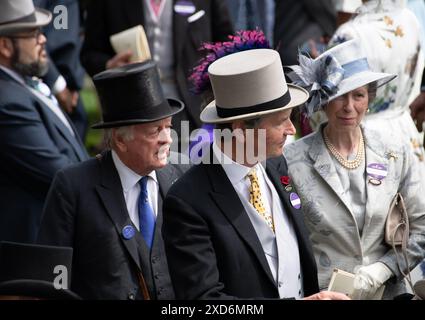 Ascot, Royaume-Uni. 20 juin 2024. Andrew Parker Bowles, l'amiral Sir Tim Lawrence et la Princesse Anne, la Princesse Royale assistent au Royal Ascot le jour des dames à l'hippodrome d'Ascot dans le Berkshire. Crédit : Maureen McLean/Alamy Live News Banque D'Images